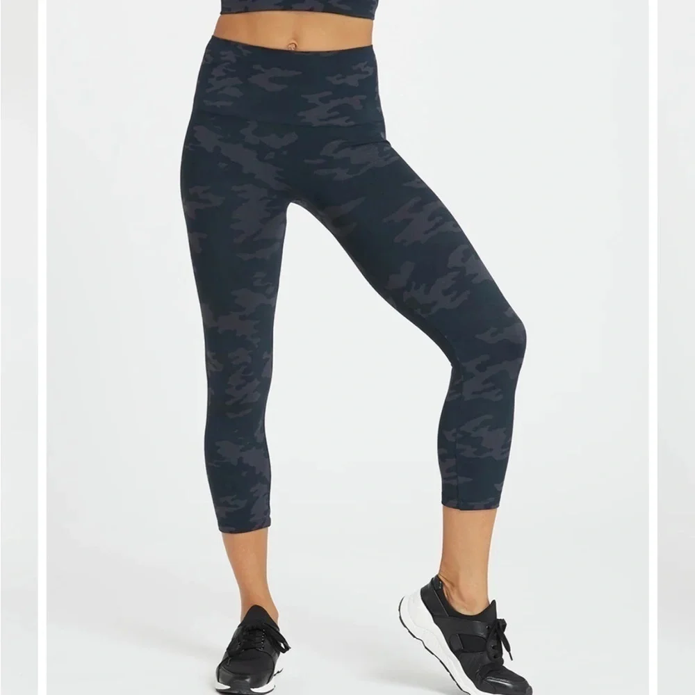 Spanx Look At Me Now Seamless Capri Leggings Camo